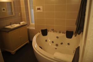 Kylpyhuone majoituspaikassa Hotel Bouillon