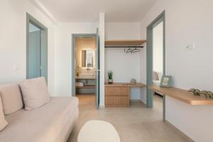 a living room with a couch and a desk at La Maltese Central in Naousa