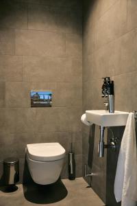 une salle de bains avec toilettes et lavabo dans l'établissement Wilde Aparthotels Amsterdam Noord, à Amsterdam 50 autres photos