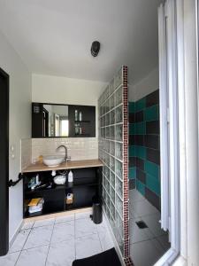 Ένα μπάνιο στο Appartement au moulin de l'Héria