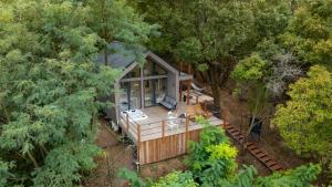 an overhead view of a house in the woods at Koti apartmanház in Tahitótfalu +21 photos