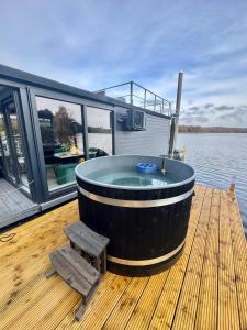 a hot tub on the deck of a boat at Houseboat Marina Mookerplas 4-6 persoons (met hottub en dakterras) in Middelaar