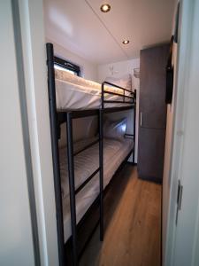 a bunk bed room with two bunk beds in it at Houseboat Marina Mookerplas 4-6 persoons (met hottub en dakterras) in Middelaar