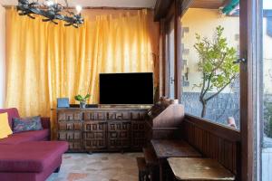 TV a/nebo společenská místnost v ubytování L'attico Con Terrazza Vista Lago