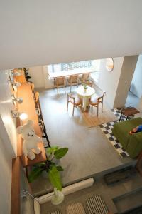 Χώρος καθιστικού στο day one space - BTS On Nut - Live Above Cowork Cafe