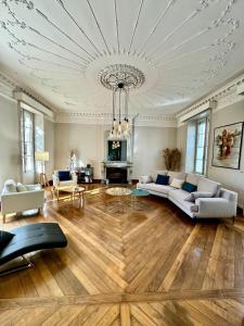 een woonkamer met een bank en een tafel bij Villa Merma in Luçon