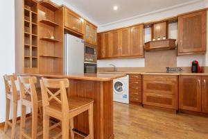 a kitchen with wooden cabinets and a counter top at Piso en pleno centro in Santa Cruz de Tenerife