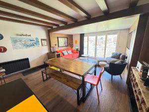 a living room with a table and a couch at Immodelpas Pic Blanc in Pas de la Casa