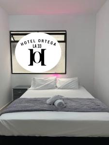 un lit avec une pancarte indiquant « bureau d'hôtel la » dans l'établissement hotel ortega la 33, à Medellín