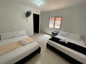 - une chambre avec 2 lits et un ventilateur dans l'établissement hotel ortega la 33, à Medellín