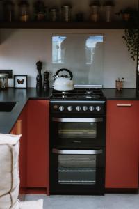 Η κουζίνα ή μικρή κουζίνα στο Unieke overnachting in Amerikaanse Schoolbus +9 φωτογραφίες