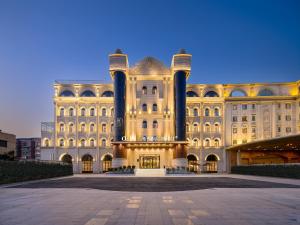 ein großes Gebäude mit viel Licht drauf in der Unterkunft Orange Hotel Shanghai New International Expo Centre in Shanghai