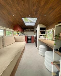 Η κουζίνα ή μικρή κουζίνα στο Unieke overnachting in Amerikaanse Schoolbus