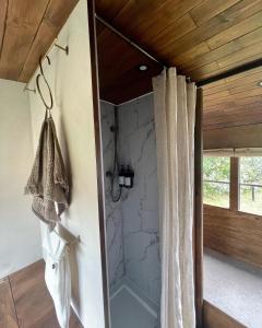 Ένα μπάνιο στο Unieke overnachting in Amerikaanse Schoolbus