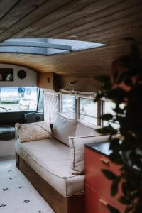 Χώρος καθιστικού στο Unieke overnachting in Amerikaanse Schoolbus