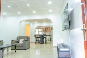 Μια τηλεόραση ή/και κέντρο ψυχαγωγίας στο ECO-LUXURY 4 bedroom House Near Bofa Beach