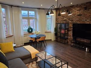 TV a/nebo společenská místnost v ubytování Nikiszowiec Odrowążów 3 m5