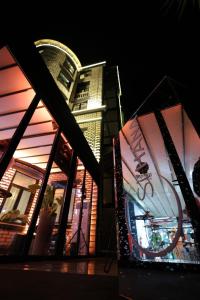 Un edificio con un cartel al costado. en Si'Hana Hotel, en Elbasan