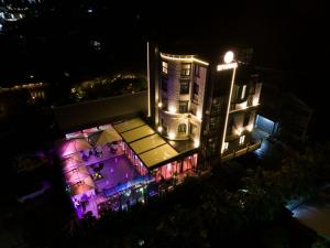 una vista aérea de un edificio por la noche en Si'Hana Hotel, en Elbasan