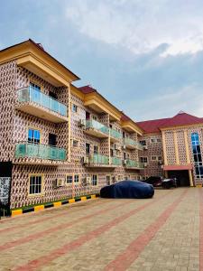 El edificio en el que está el hotel