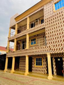 El edificio en el que está el hotel 4 fotos más