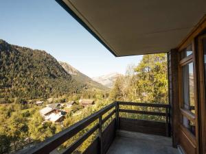 un balcon avec vue sur les montagnes dans l'établissement Appartement cosy 2 pièces, 5 pers., Châtel, 300m centre, 500m remontées, balcon sud, parking inclus - FR-1-676-84, à Châtel