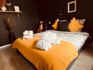 a bedroom with two beds with towels on them at CALME - 15 min Toulouse - PISCINE - SPA in Mons