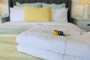 una flor en una pila de toallas en una cama en Southern Heights, en Lavers Hill