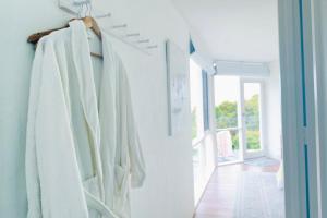 una habitación con toallas blancas colgadas en la pared en Southern Heights, en Lavers Hill 49 fotos más