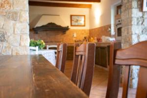 Kuchyň nebo kuchyňský kout v ubytování Villa Fortuna - villa 12 posti con piscina