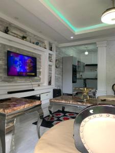 Kuchyň nebo kuchyňský kout v ubytování 2BDR CBD Apt - 24hrs power, Security, 5mins to airport