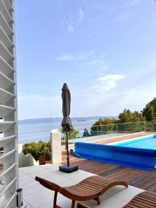una villa con piscina y patio en Isolated apartments with a swimming pool Cove Tvrdni Dolac, Hvar - 6112, en Gdinj