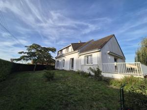 ein weißes Haus mit einem großen Hof in der Unterkunft gîte house in Vallet in Vallet