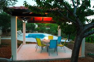 Κήπος έξω από το Holiday house with a swimming pool Plano, Trogir - 11897