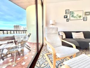 a balcony with a table and chairs and a couch at SOL Aguadulce in Roquetas de Mar