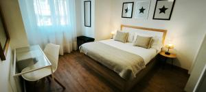 Postel nebo postele na pokoji v ubytování Hotel Arias