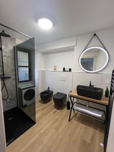 een badkamer met een zwarte wastafel en een spiegel bij Ca' Santa Maria in Santa Maria Maggiore