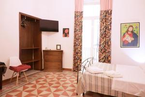 a bedroom with a bed and a dresser and a window at Sunrise B&B in Naples