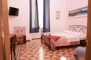 a bedroom with two beds and a television in it at Sunrise B&B in Naples