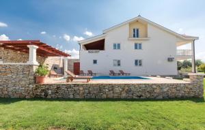 een villa met een stenen muur en een huis bij Villa Ivy Mit Perfekter Privatsphäre, Pool, Sauna in Opanci