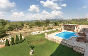 een luchtfoto van een villa met zwembad bij Villa Ivy Mit Perfekter Privatsphäre, Pool, Sauna in Opanci +32 foto's