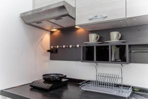 a kitchen with a counter top with a bowl on it at Ali Cozy Houses in Ban Thalat Choeng Thale