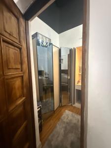 un pasillo con una puerta que da a una habitación con una habitación en jiji hotel, en Itʼkhvisi