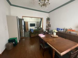 sala de estar con mesa de madera y comedor en jiji hotel, en Itʼkhvisi