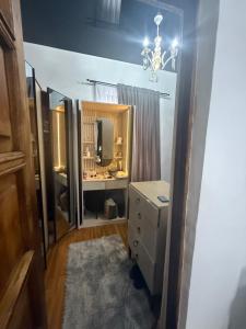 y baño con tocador, espejo y lavabo. en jiji hotel, en Itʼkhvisi