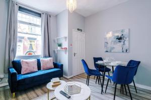 un salon avec un canapé et une table dans l'établissement St Helens Central, 2 Bed , Long Stay OFFERS, Contractors, Relocations, Families, Sleeps 4, à St Helens