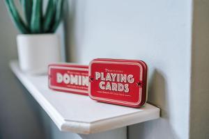 deux cartes de jeu de domino posées sur une étagère dans l'établissement St Helens Central, 2 Bed , Long Stay OFFERS, Contractors, Relocations, Families, Sleeps 4, à St Helens