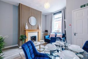 un salon avec une table et des chaises et une cheminée dans l'établissement St Helens Central, 2 Bed , Long Stay OFFERS, Contractors, Relocations, Families, Sleeps 4, à St Helens 49 autres photos