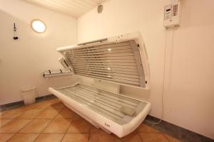 een leeg bed in een kamer met een raam bij Appartementhaus Bad Salve in Hopfgarten im Brixental