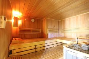 een sauna met een bank en een wastafel bij Appartementhaus Bad Salve in Hopfgarten im Brixental
